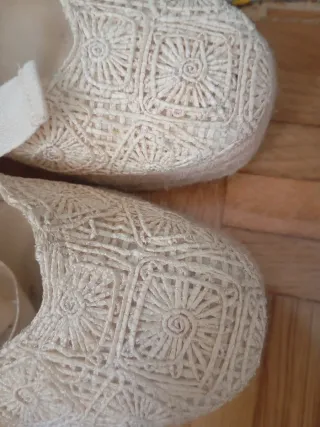 Alpargatas cuña encaje beige y blanco