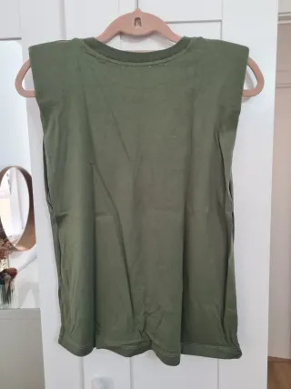 Camiseta Zara hombreras verde militar