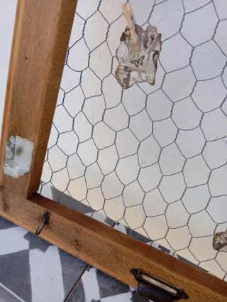 Marco de madera con alambre y flores