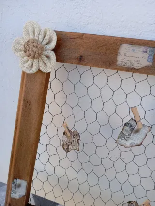 Marco de madera con alambre y flores