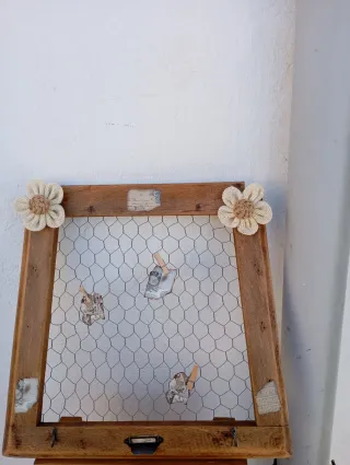 Marco de madera con alambre y flores