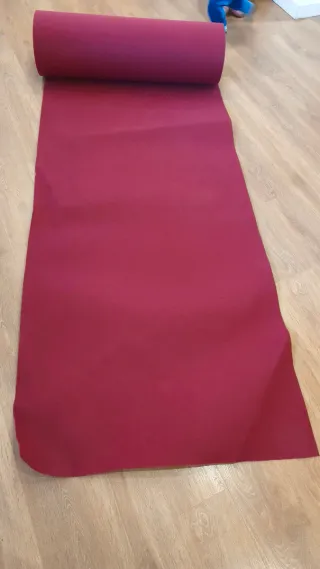 Alfombra granate para eventos