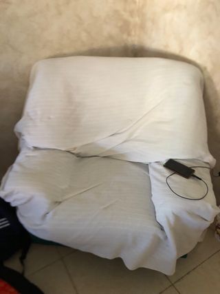 Sofá de tela verde súper cómodo