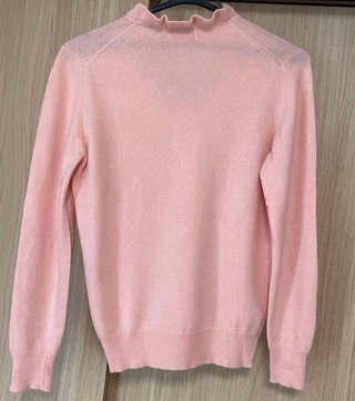 Suéter de cachemira rosa con volantes