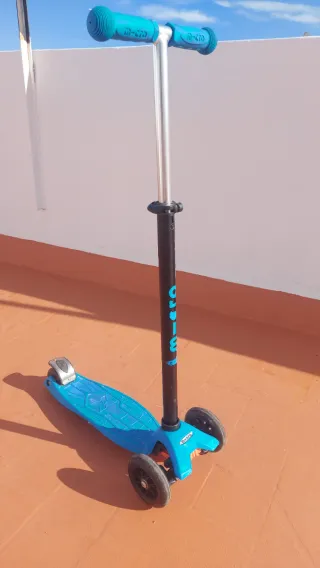 Patinete 3 ruedas azul seminuevo