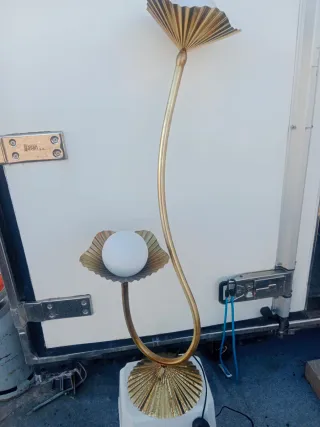 Lámpara de pie dorada con globo