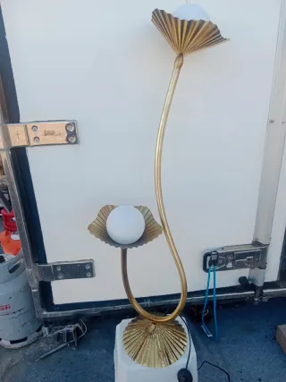 Lámpara de pie dorada con globo