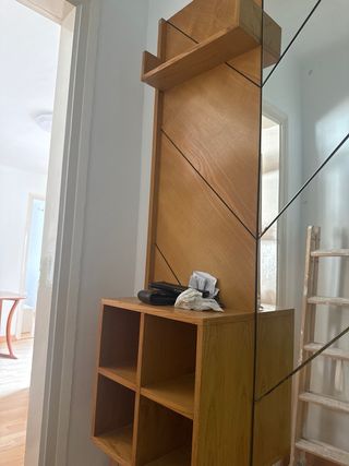 Recibidor de madera y espejo