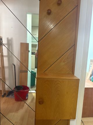 Recibidor de madera y espejo