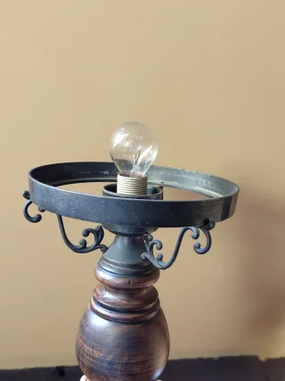 Lámpara de mesa de madera y metal vintage