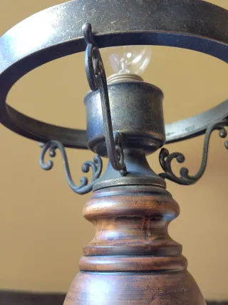 Lámpara de mesa de madera y metal vintage