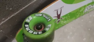 Longboard Negro Ruedas Verdes