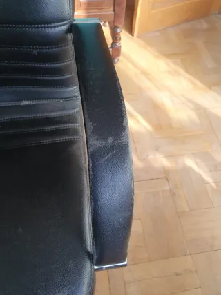 Silla de oficina negra y plateada.