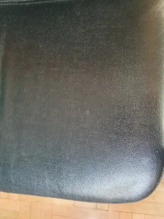 Silla de oficina negra y plateada.