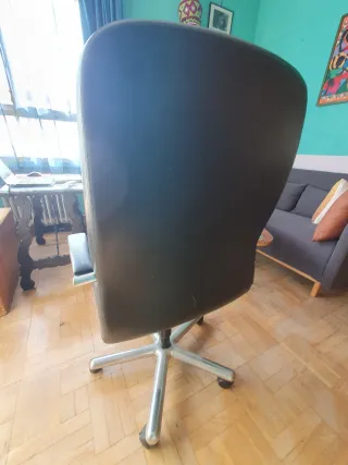 Silla de oficina negra y plateada.