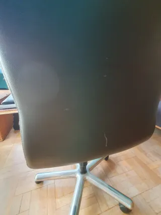 Silla de oficina negra y plateada.