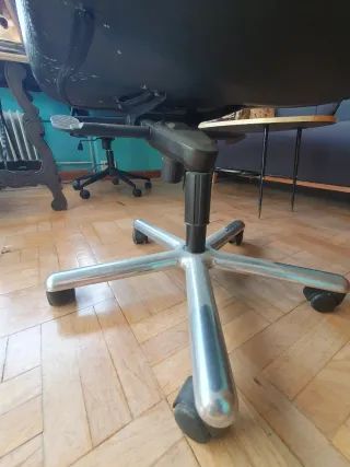 Silla de oficina negra y plateada.