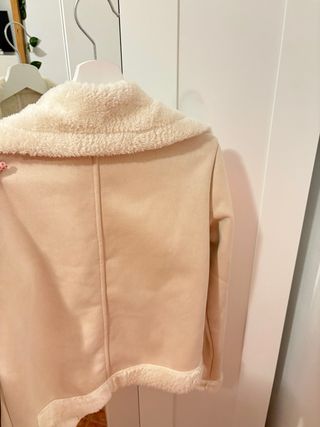 Abrigo beige y blanco con borreguito