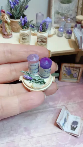 Decorazioni casa delle bambole lavanda