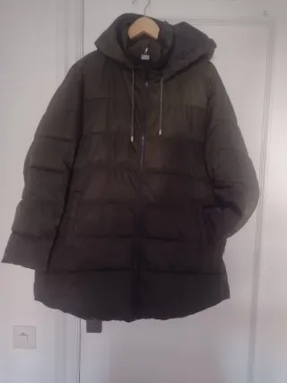 Abrigo verde con capucha desmontable