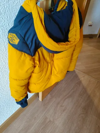 Abrigo plumas azul y amarillo Talla 140 cm