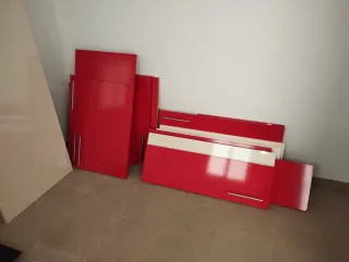 Puertas de cocina rojas y blancas con costados