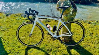 Bicicleta de carretera blanca