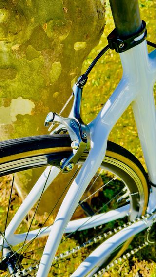 Bicicleta de carretera blanca