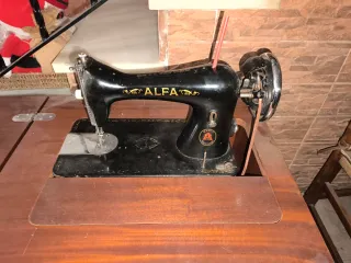 Máquina de coser Alfa antigua