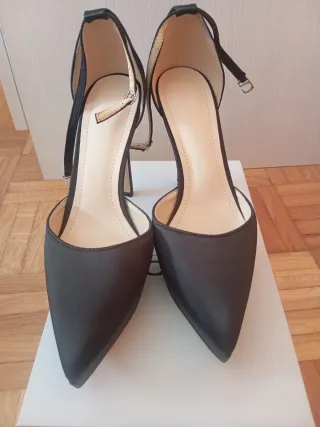 Sandalias negras tacón fino diseño semiabierto