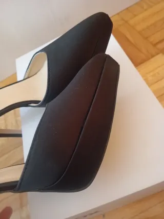 Sandalias negras tacón fino diseño semiabierto