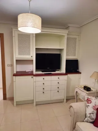 Mueble de salón blanco y color madera