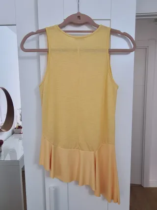 Camiseta asimétrica Zara amarilla