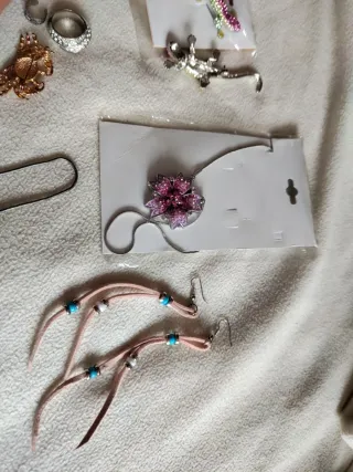 Lote Bisutería: Broches, Collares, Anillos