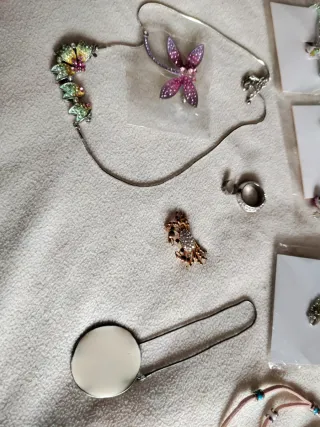 Lote Bisutería: Broches, Collares, Anillos