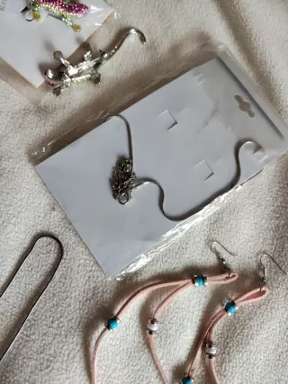 Lote Bisutería: Broches, Collares, Anillos