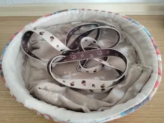 Cama para mascotas con diseño de bellotas