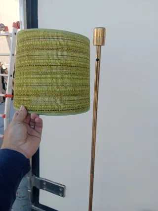 Lámpara de pie dorada y verde