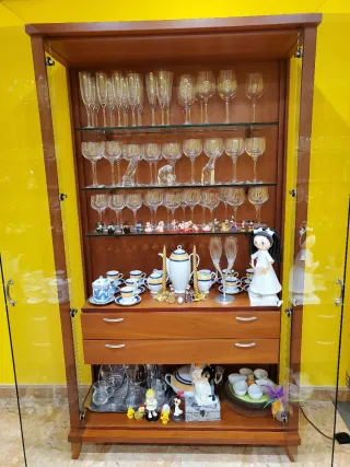 Vitrina de salón de madera y cristal