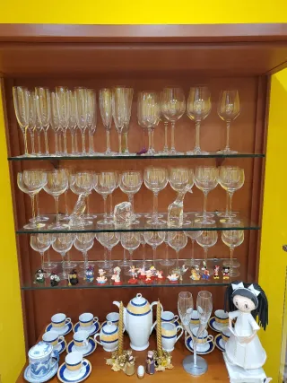 Vitrina de salón de madera y cristal