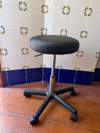 Silla de bar negra con ruedas