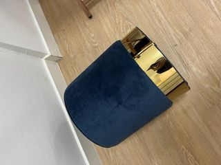 Pouf in velluto blu con base dorata