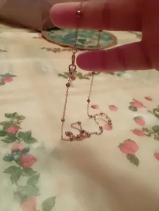 Collar fino con bolitas doradas