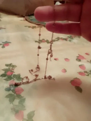 Collar fino con bolitas doradas