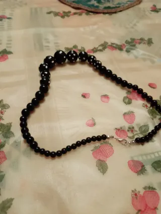 Collar fino con bolitas doradas