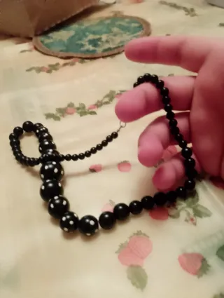 Collar fino con bolitas doradas