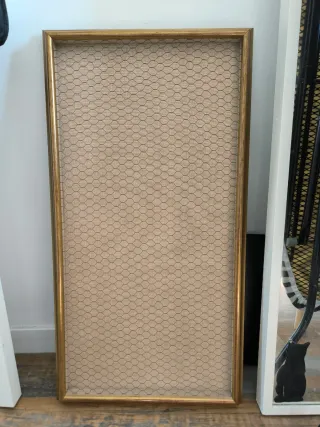 Marco para pendientes dorado y beige