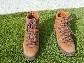 Botas de montaña marrones