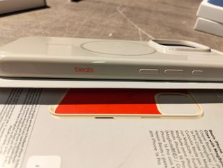 Beats Funda para iPhone 16 Pro – MagSafe