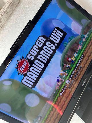 New Super Mario Bros. Wii + Grip Blanco